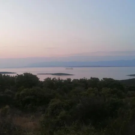 Charming 1 Bedroom House On Island Sestrunj Дом отдыха Задар
